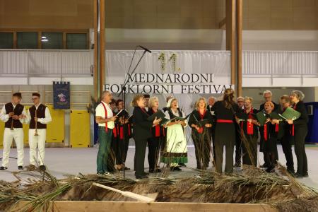 11. MEDNARODNI FOLKLORNI FESTIVAL RAKEK 39 FOTO LJUBO VUKELIČ